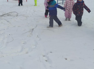 zabawy na śniegu.