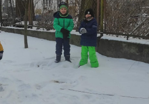 Chłopcy bawią się na śniegu.
