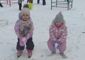 Dziewczynki lepią śnieżki.