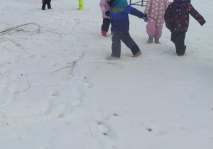 Zabawy dzieci na śniegu.