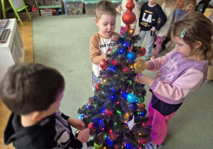 Szykujemy choinkę na święta.