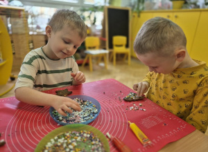 Chłopcy dekorują pierniki.