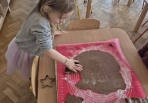 Dziewczynka wycina pierniki.