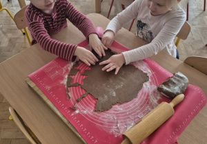 Dzieci wycinają swoje pierniki.