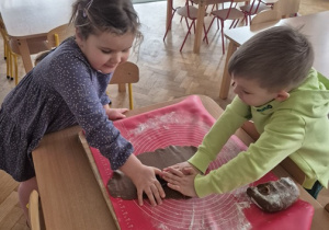 Dzieci wycinają pierniki.