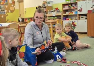 Na zdjęciu widać siatkarkę, która z dumą prezentuje swoje medale.