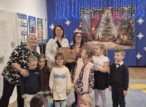 Wspólne zdjęcie dzieci z organizatorami festiwalu kolędowania.