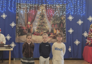 Dzieci czekają przed występem na muzykę.