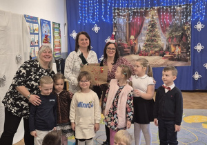 Wspólne zdjęcie dzieci z organizatorami festiwalu i Panią Dyrektor.