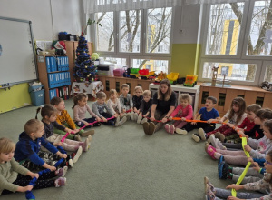 Wspólne zdjęcie na dywanie z gumą sensoryczną.