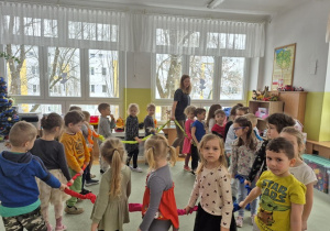 Podczas tańca dzieci śmieją się i wymyślają własne ruchy, przy okazji ćwicząc koordynację i sprawność rąk.