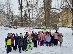Wspólne zdjęcie dzieci na dworze.