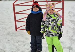 Chłopcy pozują do zdjęcia.