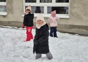 Dziewczynki biegają po ogrodzie.