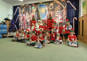 Wspólne zdjęcie po przedstawieniu z Mikołajem.