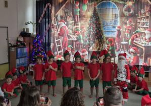 Dzieci występowały przed widownią, prezentując swoje umiejętności w świątecznym przedstawieniu.