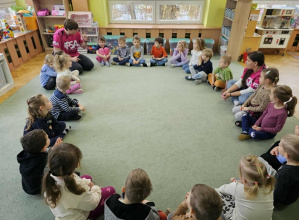 Wspólne zdjęcie na dywanie podczas zajęć.