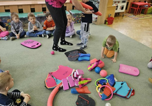 Dzieci poznają przedmioty wykorzystywane w nauce pływania oraz podczas zabawy w wodzie
