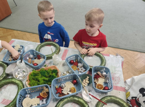 Chłopcy słuchają na czym będzie polegało zadanie do wykonania.