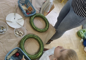 Dzieci wykonują stroiki świąteczne wg własnych pomysłów.