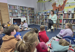 Dzieci rozmawiają o zimie i zwierzętach, którym należy pomagać podczas mroźnych dni.