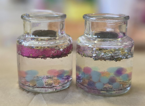 Dwa dyfuzory zapachowe przygotowane przez dziecko.