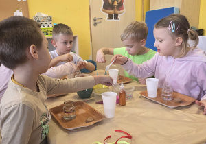 Dzieci z dostępnych materiałów wypełniają zapachowy dyfuzor.