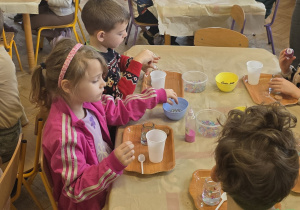 Kolejne dzieci pracują przy swoich stanowiskach.
