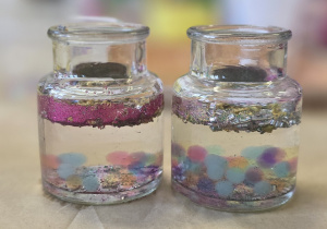 Dwa dyfuzory zapachowe przygotowane przez jedno z dzieci.