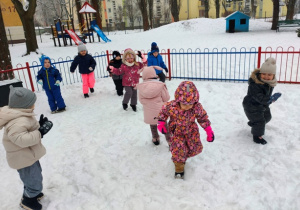 Dzieci bawią się w berka.