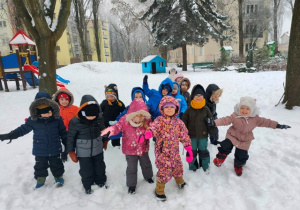 Zdjęcie grupowe- prezentacja wymalowanych przez mrozik buziaków.