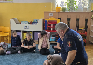 Dzieci ćwiczą pozycję żółwia.