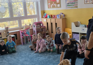 Chłopiec głaska Kokę.