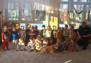 Pamiątkowe zdjęcie grupowe z funkcjonariuszem Animal Patrolu i jego psem.