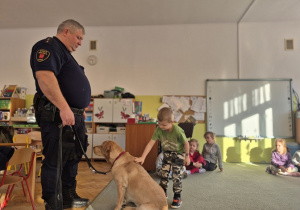 Chłopiec głaska Kokę.