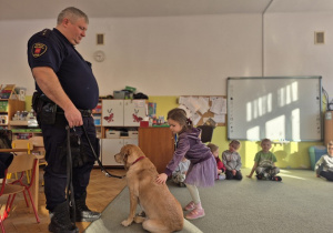 Dziewczynka głaska Kokę.
