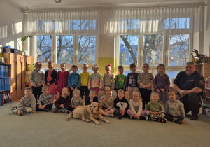 Wspólne zdjęcie funkcjonariusz Straży Miejskiej i jego psa.