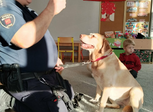 Pan pokazuje psu smaczek.