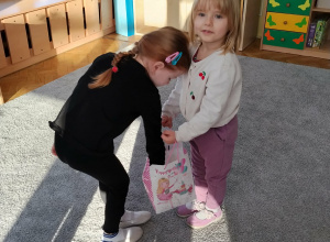 Dziewczynka częstuje koleżankę.