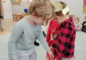 Chłopiec częstuje kolegę.