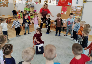 Grupa dzieci śpiewa dziewczynce "Sto lat".