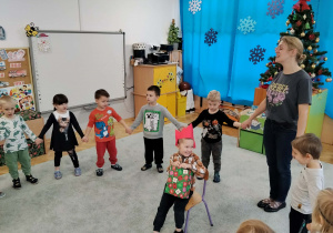 Grupa dzieci śpiewa chłopcu "Sto lat".