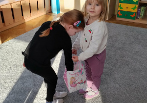 Dziewczynka częstuje koleżankę.