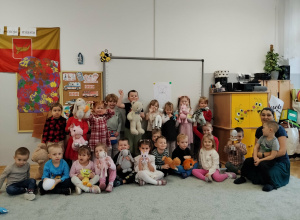 Grupa dzieci pozuje ze swoimi misiami.