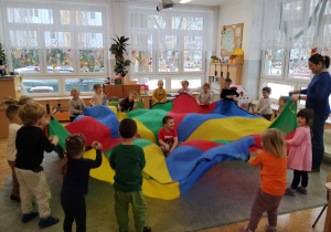 Dzieci bawią się z chustą animacyjną.