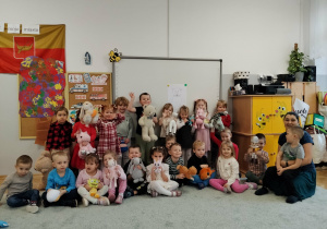 Cała grupa pozuje do zdjęcia.