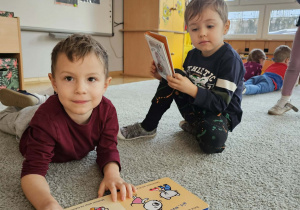 Chłopcy oglądają książki.