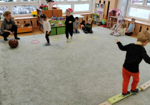 Dzieci pokonują tor przeszkód.