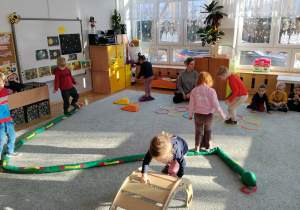 Dzieci pokonują tor przeszkód.