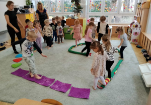 Dzieci pokonują tor przeszkód.